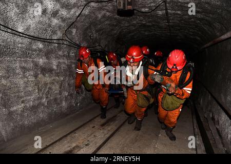 Minenunglück im chinesischen Jincheng (160708) -- QINSHUI, 8. Juli 2016 -- Rettungskräfte tragen einen verletzten Bergmann aus der Grube am Ort der Zechenflut in Jincheng, nordchinesische Provinz Shanxi, 8. Juli 2016. Acht Bergleute, die hier mehr als fünf Tage lang in einem überfluteten Kohlebergwerk gefangen waren, wurden am frühen Freitagmorgen aus der Grube gehoben, sagten die lokalen Behörden. Die Überschwemmung ereignete sich in einem Kohlebergwerksschacht in Jincheng City gegen 22:53 Uhr am Samstag, als 94 Menschen in dem Schacht arbeiteten, von denen 82 evakuiert wurden. Zwölf Bergleute wurden nach der Überschwemmung gefangen gehalten. Die acht Bergleute waren wieder da Stockfoto