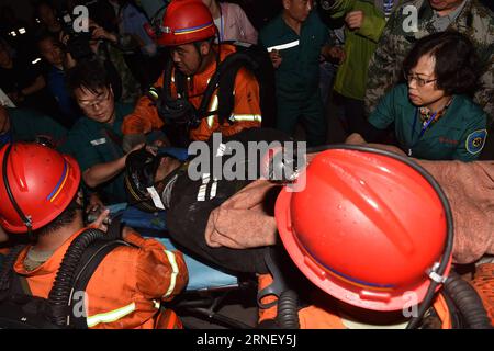 Minenunglück im chinesischen Jincheng (160708) -- QINSHUI, 8. Juli 2016 -- Rettungskräfte tragen einen verletzten Bergmann zu einem Krankenwagen am Standort einer Zechenflut in Jincheng, nordchinesische Provinz Shanxi, 8. Juli 2016. Acht Bergleute, die hier mehr als fünf Tage lang in einem überfluteten Kohlebergwerk gefangen waren, wurden am frühen Freitagmorgen aus der Grube gehoben, sagten die lokalen Behörden. Die Überschwemmung ereignete sich in einem Kohlebergwerksschacht in Jincheng City gegen 22:53 Uhr am Samstag, als 94 Menschen in dem Schacht arbeiteten, von denen 82 evakuiert wurden. Zwölf Bergleute wurden nach der Überschwemmung gefangen gehalten. Die acht Bergleute hatten es Stockfoto