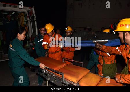 Minenunglück im chinesischen Jincheng (160708) -- QINSHUI, 8. Juli 2016 -- Rettungskräfte tragen einen verletzten Bergmann zu einem Krankenwagen am Standort der Zechenflut in Jincheng, nordchinesische Provinz Shanxi, 8. Juli 2016. Acht Bergleute, die hier mehr als fünf Tage lang in einem überfluteten Kohlebergwerk gefangen waren, wurden am frühen Freitagmorgen aus der Grube gehoben, sagten die lokalen Behörden. Die Überschwemmung ereignete sich in einem Kohlebergwerksschacht in Jincheng City gegen 22:53 Uhr am Samstag, als 94 Menschen in dem Schacht arbeiteten, von denen 82 evakuiert wurden. Zwölf Bergleute wurden nach der Überschwemmung gefangen gehalten. Die acht Bergleute waren es Stockfoto