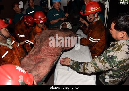 Minenunglück im chinesischen Jincheng (160708) -- QINSHUI, 8. Juli 2016 -- Rettungskräfte tragen einen verletzten Bergmann zu einem Krankenwagen am Standort der Zechenflut in Jincheng, nordchinesische Provinz Shanxi, 8. Juli 2016. Acht Bergleute, die hier mehr als fünf Tage lang in einem überfluteten Kohlebergwerk gefangen waren, wurden am frühen Freitagmorgen aus der Grube gehoben, sagten die lokalen Behörden. Die Überschwemmung ereignete sich in einem Kohlebergwerksschacht in Jincheng City gegen 22:53 Uhr am Samstag, als 94 Menschen in dem Schacht arbeiteten, von denen 82 evakuiert wurden. Zwölf Bergleute wurden nach der Überschwemmung gefangen gehalten. Die acht Bergleute waren es Stockfoto