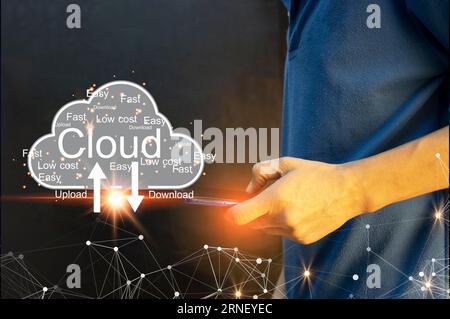 Konzept der Nutzung des Online-Cloud-Systems, schnell, einfach, herunterladen, hochladen. Stockfoto