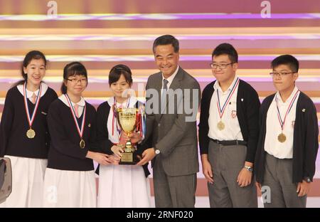 (160709) -- HONGKONG, 9. Juli 2016 -- Leung Chun-Ying (3. R), Chief Executive der Hong Kong Special Administrative Region (HKSAR), verleiht den Champion Award des 10. Hong Kong Cup Diplomatic Knowledge Contest an Studenten des Po Leung Kuk Tang Yuk Tien College in Hong Kong, Südchina, 9. Juli 2016. Der diplomatische Wissenstest wurde hier am Samstag geschlossen. (wx) CHINA-HONG KONG-DIPLOMATIC KNOWLEDGE CONTEST (CN) WangxShen PUBLICATIONxNOTxINxCHN 160709 Hong Kong 9. Juli 2016 Hong Kong Special Administrative Region HKSAR Chief Executive Leung Chun Ying 3. R verleiht den Champion Award of Th Stockfoto