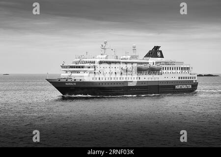 Nahaufnahme Schwarz-weiß-Bild der norwegischen Hurtigruten-Fähre MS NORDLYS, die in Richtung Norden im Vestfjorden, Nordland, Norwegen segelt. 9. Mai 2023 Stockfoto