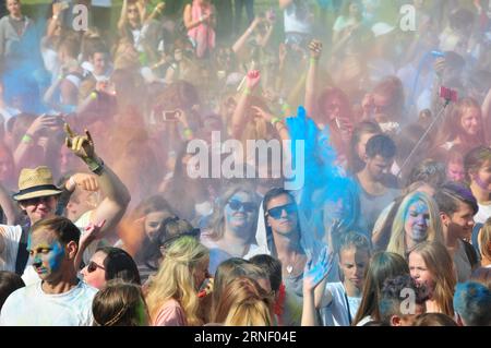 (160710) -- RIGA, 10. Juli 2016 (Xinhua) -- Menschen werfen Farbpulver in die Luft während eines Holi Farbfestivals in Riga, Lettland, 9. Juli 2016. (Xinhua/Janis) LETTLAND-RIGA-COLOR FESTIVAL PUBLICATIONxNOTxINxCHN 160710 Riga 10. Juli 2016 XINHUA Prominente werfen Farbpulver in die Luft während eines Holi Color Festivals in RIGA Lettland 9. Juli 2016 XINHUA Janis Lettland RIGA Color Festival PUBLICATIONxNOTxINxCHN Stockfoto