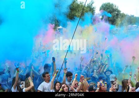 (160710) -- RIGA, 10. Juli 2016 (Xinhua) -- Menschen werfen Farbpulver in die Luft während eines Holi Farbfestivals in Riga, Lettland, 9. Juli 2016. (Xinhua/Janis) LETTLAND-RIGA-COLOR FESTIVAL PUBLICATIONxNOTxINxCHN 160710 Riga 10. Juli 2016 XINHUA Prominente werfen Farbpulver in die Luft während eines Holi Color Festivals in RIGA Lettland 9. Juli 2016 XINHUA Janis Lettland RIGA Color Festival PUBLICATIONxNOTxINxCHN Stockfoto