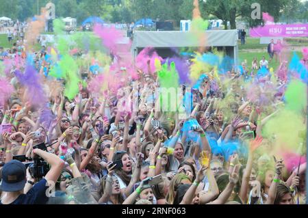 (160710) -- RIGA, 10. Juli 2016 (Xinhua) -- Menschen werfen Farbpulver in die Luft während eines Holi Farbfestivals in Riga, Lettland, 9. Juli 2016. (Xinhua/Janis) LETTLAND-RIGA-COLOR FESTIVAL PUBLICATIONxNOTxINxCHN 160710 Riga 10. Juli 2016 XINHUA Prominente werfen Farbpulver in die Luft während eines Holi Color Festivals in RIGA Lettland 9. Juli 2016 XINHUA Janis Lettland RIGA Color Festival PUBLICATIONxNOTxINxCHN Stockfoto