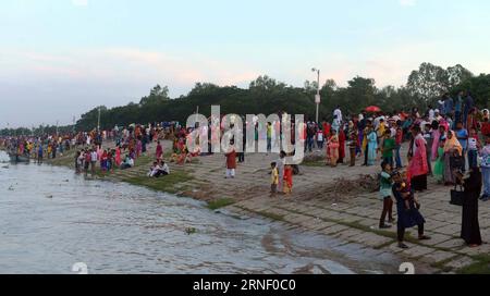 (160710) -- SIRAJGANJ, 8. Juli 2016 -- Menschen versammeln sich am Ufer des Flusses Jamuna während des Eid al-Fitr-Festivals , das das Ende des islamischen heiligen Monats Ramadan am 8. Juli 2016 in Sirajganj, Bangladesch, markiert. ) BANGLADESCH-SIRAJGANJ-EID AL-FITR FESTIVAL SharifulxIslam PUBLICATIONxNOTxINxCHN 160710 Sirajganj 8. Juli 2016 Prominente versammeln sich AM Ufer des Jamuna River während des Oath Al Fitr Festivals, das das Ende des islamischen Heiligen Monats Ramadan in Sirajganj Bangladesch AM 8. Juli 2016 markiert Stockfoto