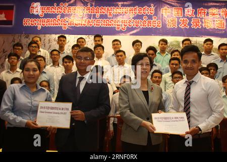 (160711) -- PHNOM PENH, 11. Juli 2016 -- chinesischer Botschafter in Kambodscha Bu Jianguo (2. R, Front) und kambodschanischer Minister für Bildung, Jugend und Sport Hang Chuon Naron (2. L, Front) vergeben Stipendien an kambodschanische Studenten in Phnom Penh, Kambodscha, 11. Juli 2016. Die chinesische Regierung hat 70 kambodschanischen Studenten jährlich Stipendien für ihren Bachelor-, Master- und Doktorgrad an verschiedenen Universitäten in ganz China vergeben, sagten Beamte am Montag. ) KAMBODSCHA-PHNOM PENH-CHINA-STIPENDIEN Sovannara PUBLICATIONxNOTxINxCHN 160711 Phnom Penh 11. Juli 2016 Chinesischer Botschafter in Kalifornien Stockfoto