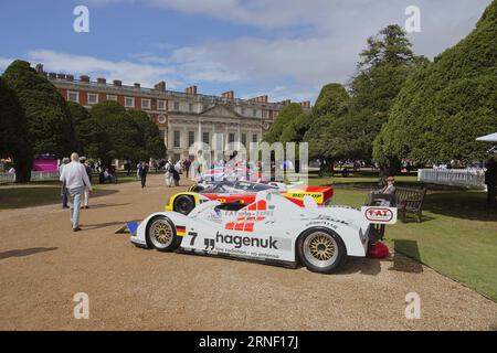 Hampton Court, Surrey, Vereinigtes Königreich. September 2023. Szenen am ersten Tag des Concourse of Elegance im Hampton Court Palace. OPS: Die Langstreckensportwagen „Le Mans“ schmücken die Einfahrt zum Palace Credit: Motofoto/Alamy Live News Stockfoto