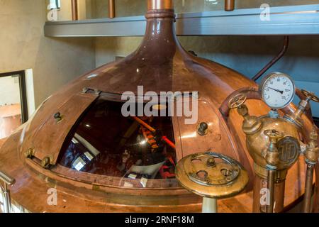 Messgerät und Ventile auf Kupferkessel der Trappistenbierbrauerei in der Abtei von Orval / Abbaye Notre-Dame d'Orval, Villers-devant-Orval, Wallonien, Belgien Stockfoto