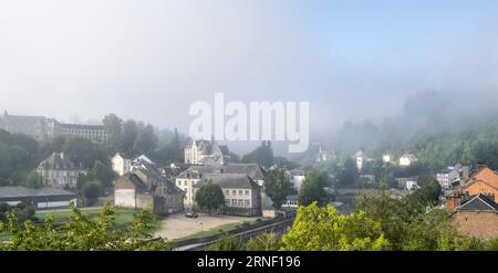 Am frühen Morgen steigt Nebel über die Stadt Bouillon, Provinz Luxemburg in den Ardennen, Wallonien, Belgien Stockfoto