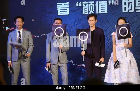 (160712) -- PEKING, 12. Juli 2016 -- Regisseur Li Jun (2. L), Schauspieler Wallace Chung (2. R), Schauspieler Lee Jung Jae (1. L) und Schauspielerin lang Yueting nehmen an einer Pressekonferenz zur Premiere ihres neuen Films Tik Tok in Peking, der Hauptstadt Chinas, am 12. Juli 2016 Teil. Der Film wird am 15. Juli in China veröffentlicht. )(wjq)(cxy) CHINA-PEKING-FILM-PRESSE-KONFERENZ (CN) JinxLiangkuai PUBLICATIONxNOTxINxCHN 160712 Peking 12. Juli 2016 Direktor verließ jun 2. L Schauspieler Wallace Chung 2. R Schauspieler Lee Young Jae 1. L und Schauspielerin Long Yueting nahmen an einer Pressekonferenz zur Premiere ihres neuen Films TIK Tok i Teil Stockfoto