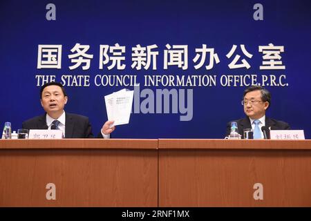 (160713) -- PEKING, 13. Juli 2016 -- der stellvertretende Leiter des Informationsbüros des Staatsrats, Guo Weimin (L), spricht auf einer Pressekonferenz über das Weißbuch "China hält an der Position fest, die einschlägigen Streitigkeiten zwischen China und den Philippinen im Südchinesischen Meer in Peking, der Hauptstadt Chinas, durch Verhandlungen beizulegen", 13. Juli, 2016. Die chinesische Regierung hat am Mittwoch das Weißbuch herausgegeben. ) (Zkr) CHINA-BEIJING-WHITE PAPER-SOUTH CHINA SEA-RELEASE(CN) ChenxYehua PUBLICATIONxNOTxINxCHN 160713 Peking 13. Juli 2016 Stellvertretender Leiter des Informationsbüros des Staatsrats Guo weil l SPE Stockfoto