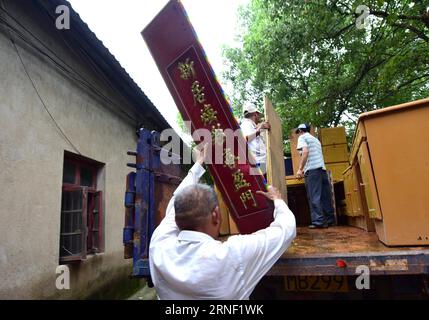 China: Flut bedroht Wuhan (160713) -- WUHAN, 13. Juli 2016 -- Bewohner einer Fischerei in der Nähe des Niushan-Sees bewegen ihre Möbel vor dem Bruch des Damms des Niushan-Sees in der zentralchinesischen Provinz Hubei, 13. Juli 2016. Die Regierung der Provinz Hubei beschloss am Dienstag, den Damm zwischen dem Liangzi Lake und dem Niushan Lake zu brechen, um einen möglichen Überlauf des Deichs zu verhindern. Die Operation wird am 14. Juli durchgeführt. )(wjq) CHINA-HUBEI-LAKE-Flood CONTROL MEASURES (CN) ChengxMin PUBLICATIONxNOTxINxCHN China Flood bedrohte Wuhan 160713 Wuhan 13. Juli 2016 Bewohner einer Fischerei in der Nähe Stockfoto