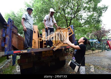 China: Flut bedroht Wuhan (160713) -- WUHAN, 13. Juli 2016 -- Bewohner einer Fischerei in der Nähe des Niushan-Sees bewegen ihre Möbel vor dem Bruch des Damms des Niushan-Sees in der zentralchinesischen Provinz Hubei, 13. Juli 2016. Die Regierung der Provinz Hubei beschloss am Dienstag, den Damm zwischen dem Liangzi Lake und dem Niushan Lake zu brechen, um einen möglichen Überlauf des Deichs zu verhindern. Die Operation wird am 14. Juli durchgeführt. )(wjq) CHINA-HUBEI-LAKE-Flood CONTROL MEASURES (CN) ChengxMin PUBLICATIONxNOTxINxCHN China Flood bedrohte Wuhan 160713 Wuhan 13. Juli 2016 Bewohner einer Fischerei in der Nähe Stockfoto