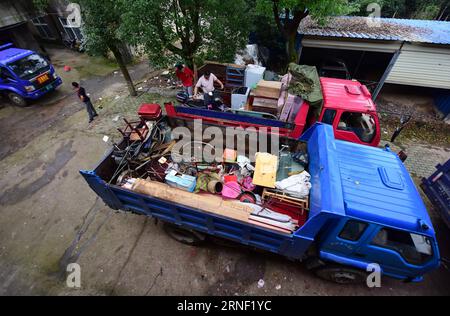 China: Flut bedroht Wuhan (160713) -- WUHAN, 13. Juli 2016 -- Bewohner einer Fischerei in der Nähe des Niushan-Sees bewegen ihre Möbel vor dem Bruch des Damms des Niushan-Sees in der zentralchinesischen Provinz Hubei, 13. Juli 2016. Die Regierung der Provinz Hubei beschloss am Dienstag, den Damm zwischen dem Liangzi Lake und dem Niushan Lake zu brechen, um einen möglichen Überlauf des Deichs zu verhindern. Die Operation wird am 14. Juli durchgeführt. )(wjq) CHINA-HUBEI-LAKE-Flood CONTROL MEASURES (CN) ChengxMin PUBLICATIONxNOTxINxCHN China Flood bedrohte Wuhan 160713 Wuhan 13. Juli 2016 Bewohner einer Fischerei in der Nähe Stockfoto