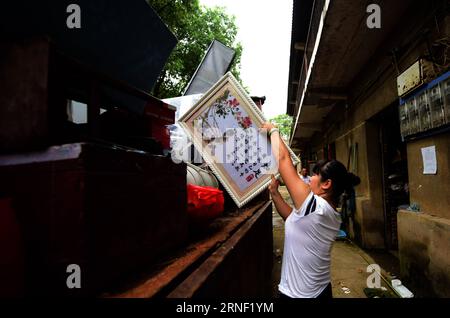 China: Flut bedroht Wuhan (160713) -- WUHAN, 13. Juli 2016 -- Bewohner einer Fischerei in der Nähe des Niushan-Sees bewegen ihre Möbel vor dem Bruch des Damms des Niushan-Sees in der zentralchinesischen Provinz Hubei, 13. Juli 2016. Die Regierung der Provinz Hubei beschloss am Dienstag, den Damm zwischen dem Liangzi Lake und dem Niushan Lake zu brechen, um einen möglichen Überlauf des Deichs zu verhindern. Die Operation wird am 14. Juli durchgeführt. )(wjq) CHINA-HUBEI-LAKE-Flood CONTROL MEASURES (CN) ChengxMin PUBLICATIONxNOTxINxCHN China Flood bedrohte Wuhan 160713 Wuhan 13. Juli 2016 Bewohner einer Fischerei in der Nähe Stockfoto