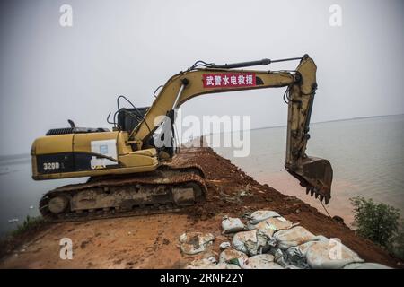 China: Flut bedroht Wuhan (160713) -- WUHAN, 13. Juli 2016 -- bewaffnete Polizeisoldaten bereiten sich auf den Bruch des Damms am Deich des Niushan-Sees in der zentralchinesischen Provinz Hubei vor, 13. Juli 2016. Die Regierung der Provinz Hubei beschloss am Dienstag, den Damm zwischen dem Liangzi Lake und dem Niushan Lake zu brechen, um einen möglichen Überlauf des Deichs zu verhindern. Die Operation wird am 14. Juli durchgeführt. )(wjq) CHINA-HUBEI-LAKE-Flood CONTROL MEASURES (CN) XiaoxYijiu PUBLICATIONxNOTxINxCHN China Flood bedrohte Wuhan 160713 Wuhan 13. Juli 2016 bewaffnete Polizeisoldaten bereiten sich auf den Bruch der Th vor Stockfoto