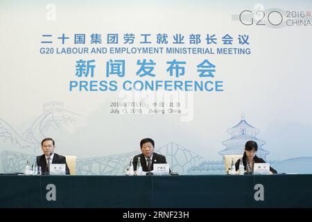 (160713) -- PEKING, 13. Juli 2016 -- der chinesische Minister für Humanressourcen und soziale Sicherheit Yin Weimin (C) nimmt an einer Pressekonferenz des G20-Ministertreffens für Arbeit und Beschäftigung in Peking, der Hauptstadt Chinas, am 13. Juli 2016 Teil. Die Arbeits- und Arbeitsminister der G20 haben vereinbart, Jungunternehmer nach einem Treffen in China zu ermutigen. )(wjq) CHINA-PEKING-G20 ARBEITS- und BESCHÄFTIGUNGSSITZUNG (CN) ShenxBohan PUBLICATIONxNOTxINxCHN 160713 Peking 13. Juli 2016 Chinesische Minister für Humanressourcen und soziale Sicherheit Yin Weimin C nimmt an einer Pressekonferenz des G20-Laboratoriums und des M für Beschäftigung Teil Stockfoto