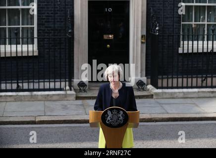 Theresa May zieht in no10 Downing Street ein (160713) -- LONDON, 13. JULI 2016 -- die neue britische Premierministerin Theresa May hält eine Rede, nachdem sie am 13. Juli 2016 in der Downing Street 10 in London angekommen ist. Die neue britische Premierministerin Theresa May traf am Mittwoch in der Downing Street ein, nachdem sie die Zustimmung von Königin Elizabeth II. Eingeholt hatte. GROSSBRITANNIEN-LONDON-NEUER PREMIERMINISTER HanxYan PUBLICATIONxNOTxINxCHN Theresa May erschießt in der Downing Street A 160713 London 13. Juli 2016 britische Premierminister Theresa May hält eine Rede, nachdem SIE IN DER Downing Street 10 in London AM Ju angekommen ist Stockfoto