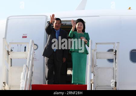 (160714) -- PHNOM PENH, 14. Juli 2016 -- kambodschanischer Premierminister Samdech Techo Hun Sen und seine Frau Bun Rany Geste aus einem Flugzeug in Phnom Penh 14. Juli 2016. Hun Sen flog am Donnerstag zum 11. Asien-Europa-Treffen (ASEM) in die mongolische Hauptstadt Ulan Bator, das vom 15. Bis 16. Juli stattfinden wird. ) KAMBODSCHA-PHNOM PENH-PM-ASEM-ABFLUG SOVANNARA PUBLICATIONXNOTXINXCHN Stockfoto