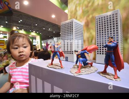 (160714) -- PEKING, 14. Juli 2016 -- Ein Kind wird von superman Toys auf der 7. China International Toy Education Culture expo in Peking, der Hauptstadt Chinas, am 14. Juli 2016 angezogen. Mehr als 100 Marken aus über 20 Ländern und Regionen nahmen an der viertägigen Veranstaltung Teil, die am Donnerstag im Nationalen Landwirtschaftsausstellungszentrum in Peking begann. ) (zhs) CHINA-BEIJING-TOY-EXPO (CN) LuoxXiaoguang PUBLICATIONxNOTxINxCHN 160714 Peking 14. Juli 2016 ein Kind WIRD von Superman Toys AUF der 7. China International Toy Educational Culture EXPO in Beijing Capital of China am 14. Juli 2016 angezogen mehr t Stockfoto