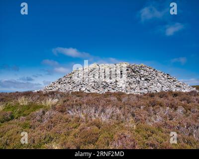 Der 25 m breite Steinhügel des gut erhaltenen Barpa Langais neolithischen Kammgarns auf der Insel North Uist in den Äußeren Hebriden, Schottland, Großbritannien Stockfoto