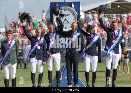 Mailand, Italien. September 2023. Pferdesport: Europameisterschaft, Springen, 3. Wettkampf, 2. Runde Nationenpokal (Einzelsport und Team). Das schwedische Team (Gold) mit Rolf-Göran Bengtsson (2.f.l-r), Jens Fredricson, Chef d'Equipe Henrik Ankarcrona, Wilma Hellström und Henrik von Eckermann jubelte bei der Preisverleihung auf dem Podium. Quelle: Friso Gentsch/dpa/Alamy Live News Stockfoto