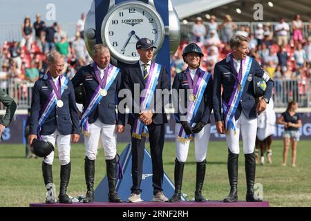 Mailand, Italien. September 2023. Pferdesport: Europameisterschaft, Springen, 3. Wettkampf, 2. Runde Nationenpokal (Einzelsport und Team). Das schwedische Team (Gold) mit Rolf-Göran Bengtsson (l-r), Jens Fredricson, Chef d’Equipe Henrik Ankarcrona, Wilma Hellström und Henrik von Eckermann steht bei der Preisverleihung auf dem Podium. Quelle: Friso Gentsch/dpa/Alamy Live News Stockfoto