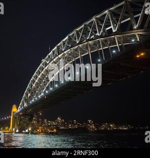 Bilder des Tages Anschlag in Nizza - Anteilnahme in Sydney (160715) -- SYDNEY, 15. Juli 2016 -- Foto aufgenommen am 15. Juli 2016 zeigt die Nationalflagge Frankreichs, die auf der Sydney Harbour Bridge für die Opfer des Attentats von Nizza in Sydney, Australien, fliegt. Die Zahl der Todesopfer steigt auf 84 an, wenn ein Lkw an einem Tag des französischen Nationalfeiertags in Nizza in eine Menschenmenge gerammt wurde. ) AUSTRALIEN-SYDNEY-NICE ANGRIFF-FRANZÖSISCHE FLAGGE AUF HAFENBRÜCKE ZhuxHongye PUBLICATIONxNOTxINxCHN Bilder der Tag Halt in Nizza Sympathie in Sydney 160715 Sydney 15. Juli 2016 Foto aufgenommen AM 15. Juli 2016 zeigt die Na Stockfoto