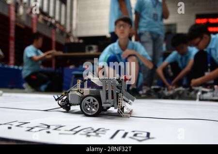 (160715) -- HARBIN, 15. Juli 2016 -- Wettbewerber nehmen an einem Wettbewerb intelligenter Roboter an der Northeast Forestry University in Harbin, Hauptstadt der nordöstlichen Provinz Heilongjiang, am 15. Juli 2016 Teil. Insgesamt nahmen 1.260 Schüler aus 831 Teams in Heilongjiang an dem Wettbewerb Teil. ) (mp) CHINA-HARBIN-INTELLIGENT ROBOT-COMPETITION (CN) WangxKai PUBLICATIONxNOTxINxCHN 160715 Harbin 15. Juli 2016 Wettbewerber nehmen an einem Wettbewerb intelligenter ROBOTER AN der Northeast Forestry University in Harbin, Hauptstadt von Nordostchina, Provinz Heilongjiang, 15. Juli 2016 a tota Teil Stockfoto