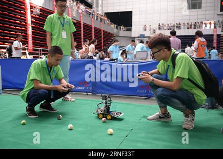 (160715) -- HARBIN, 15. Juli 2016 -- Wettbewerber nehmen an einem Wettbewerb intelligenter Roboter an der Northeast Forestry University in Harbin, Hauptstadt der nordöstlichen Provinz Heilongjiang, am 15. Juli 2016 Teil. Insgesamt nahmen 1.260 Schüler aus 831 Teams in Heilongjiang an dem Wettbewerb Teil. ) (mp) CHINA-HARBIN-INTELLIGENT ROBOT-COMPETITION (CN) WangxKai PUBLICATIONxNOTxINxCHN 160715 Harbin 15. Juli 2016 Wettbewerber nehmen an einem Wettbewerb intelligenter ROBOTER AN der Northeast Forestry University in Harbin, Hauptstadt von Nordostchina, Provinz Heilongjiang, 15. Juli 2016 a tota Teil Stockfoto