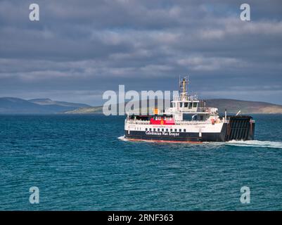 Die CalMac (Caledonian MacBrayne) Roro-Fähre MV Loch Alainn verlässt das Eriskay Ferry Terminal in den Äußeren Hebriden, Schottland, Großbritannien. Auf eine sonnige Mo Stockfoto