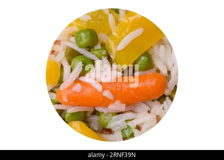 Köstlicher, frisch gekochter Reis mit Gemüsekarotten, Paprika und Spargelbohnen auf einer Keramikplatte auf dunklem Betonhintergrund Stockfoto
