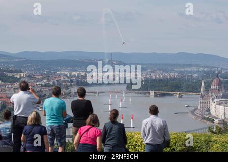 (160716) -- BUDAPEST, 16. Juli 2016 -- Touristen beobachten eine Übungssitzung der Red Bull Air Race World Championship in Budapest, Ungarn, 15. Juli 2016. Red Bull Air Race Budapest findet vom 16. Bis 17. Juli statt. ) (SP)UNGARN-BUDAPEST-RED BULL AIR RACE-PRACTICE AttilaxVolgyi PUBLICATIONxNOTxINxCHN Budapest 16. Juli 2016 Touristen Sehen Sie sich eine Übungssitzung der Red Bull Air Race World Championship in Budapest Ungarn 15. Juli 2016 Red Bull Air Race Budapest wird Hero AM 16. Juli 17 SP Hungary Red Bull Air Race Practice ATTILAxVOLGYI PUBLICATIONxNOTxINxCHN Stockfoto