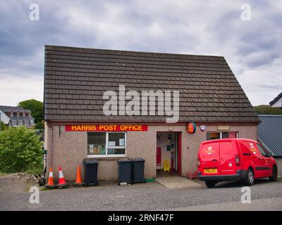 Die Fassade des Harris Post Office in East Tarbert auf der Insel Harris in den Äußeren Hebriden, Schottland, Großbritannien. Ein roter Royal Mail Van erscheint auf dem ri Stockfoto