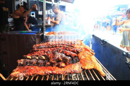 (160718) -- TORONTO, 17. Juli 2016 -- die Leute stehen beim 13. Jährlichen Amacon Mississauga Rotary Ribfest in Mississauga, Ontario, Kanada, am 17. Juli 2016 zum Grillen bereit. Das Rotary Ribfest ist ein Community Summer Festival, das in Mississauga stattfindet, mit großartigem Essen und Unterhaltung. )(zy) CANADA-ONTARIO-Rotary RIBFEST-BARBECUE ZouxZheng PUBLICATIONxNOTxINxCHN 160718 Toronto 17. Juli 2016 Prominente treffen auf Grillfeste während des 13. Jährlichen Mississauga Rotary RIBFEST in Mississauga Ontario Kanada 17. Juli 2016 das Rotary RIBFEST IST ein Community Summer Festival Thatcher findet statt Stockfoto