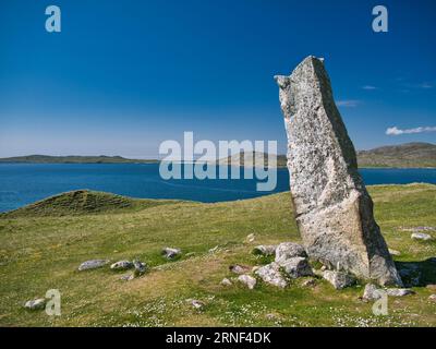 Der 3 m hohe MacLeod's Stone auf der Machair an der Atlantikküste der Insel Harris in den Äußeren Hebriden, Schottland, Großbritannien. Die Insel Taransay kann Stockfoto