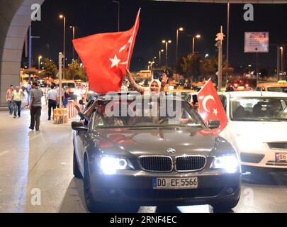 (160718) -- ISTANBUL, 17. Juli 2016 -- Menschen schwenken türkische Flaggen, während sie sich auf eine Kundgebung zur Unterstützung des türkischen Präsidenten Recep Tayyip Erdogan am Atatürk Flughafen in Istanbul, Türkei, 17. Juli 2016 begeben. Das türkische Außenministerium sagte in einer Erklärung am Sonntag, dass durch den gescheiterten Militärputsch mindestens 290 Menschen getötet wurden und dass bisher mehr als 6.000 Menschen wegen ihrer Beteiligung am Putsch inhaftiert wurden. ) (nxl) TÜRKEI-ISTANBUL-RALLYE HexCanling PUBLICATIONxNOTxINxCHN 160718 Istanbul 17. Juli 2016 Prominente winken türkische Flaggen, während sie sich zu einer Rallye zur Unterstützung des türkischen Präsidenten Recep Tay begeben Stockfoto