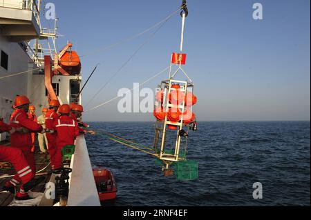 (160718) -- AN BORD VON ZHANG JIAN, 16. Juli 2016 -- Mitarbeiter üben das Auffangen von Regenbogenfischen, einem Tauchboot, das in der Lage ist, bis zu 11.000 Meter im Meer zu tauchen, auf dem Forschungsschiff Zhang Jian im Südchinesischen Meer, 16. Juli 2016. Das Schiff wird die Navigationsfähigkeiten und -Ausrüstung des Schiffes während seiner zweimonatigen Reise in den Südpazifik testen. Das Ziel sind die Gewässer in der Nähe des New Britain Trench, der mehr als 8.000 Meter tief in der Salomonen-See bei Papua-Neuguinea liegt. Das Schiff ist 97 Meter lang und 17,8 Meter breit. Er hat einen Aushubraum von etwa 4.800 Tonnen und eine Lebensdauer von 15 Tonnen Stockfoto