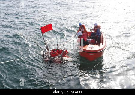 (160718) -- AN BORD VON ZHANG JIAN, 17. Juli 2016 -- Mitarbeiter üben das Auffangen von Regenbogenfischen, einem Tauchboot, das in der Lage ist, bis zu 11.000 Meter im Meer zu tauchen, auf dem Forschungsschiff Zhang Jian im Südchinesischen Meer, 17. Juli 2016. Das Schiff wird die Navigationsfähigkeiten und -Ausrüstung des Schiffes während seiner zweimonatigen Reise in den Südpazifik testen. Das Ziel sind die Gewässer in der Nähe des New Britain Trench, der mehr als 8.000 Meter tief in der Salomonen-See bei Papua-Neuguinea liegt. Das Schiff ist 97 Meter lang und 17,8 Meter breit. Er hat einen Aushubraum von etwa 4.800 Tonnen und eine Lebensdauer von 15 Tonnen Stockfoto