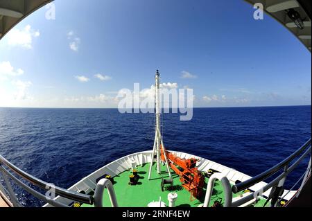 (160718) -- AN BORD VON ZHANG JIAN, 17. Juli 2016 -- Forschungsschiff Zhang Jian erreicht Zielgewässer im Südchinesischen Meer, 17. Juli 2016. Das Schiff wird die Navigationsfähigkeiten und -Ausrüstung des Schiffes während seiner zweimonatigen Reise in den Südpazifik testen. Das Ziel sind die Gewässer in der Nähe des New Britain Trench, der mehr als 8.000 Meter tief in der Salomonen-See bei Papua-Neuguinea liegt. Das Schiff ist 97 Meter lang und 17,8 Meter breit. Er hat eine Auslenkung von etwa 4.800 Tonnen und eine Ausdauer von 15.000 Seemeilen. Das Schiff ist das erste seiner Art in China, das ein gebaut wurde Stockfoto