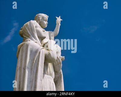 Die weiße Statue unserer Lieben Frau vom Meer in der Nähe des Hügels von Heaval auf der Insel Barra in den Äußeren Hebriden, Schottland, Großbritannien. Auf eine sonne genommen Stockfoto