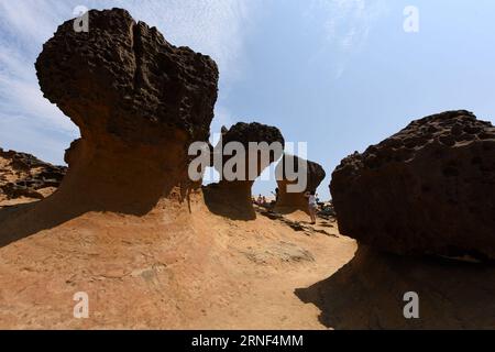 (160718) -- NEW TAIPEI, 18. Juli 2016 -- Touristen schauen auf Pilzfelsen im Yehliu Geopark in New Taipei im Südostchinesischen Taiwan, 18. Juli 2016. Der Geopark bietet eine atemberaubende geologische Landschaft, die durch Wellenangriffe, Felsenverwitterung, Erdbewegung und Krustenbewegung geformt wurde, was ihn zu einem berühmten Reiseziel für Touristen macht. ) (wyo) CHINA-NEW TAIPEI-YEHLIU GEOPARK (CN) SongxZhenping PUBLICATIONxNOTxINxCHN 160718 New TAIPEI 18. Juli 2016 Touristen Schauen Sie sich DIE Pilzfelsen im Yehliu Geopark in New Taipei von Südostchina AN 18. Juli 2016 der Geopark bietet atemberaubende geologische Landschaft für Stockfoto