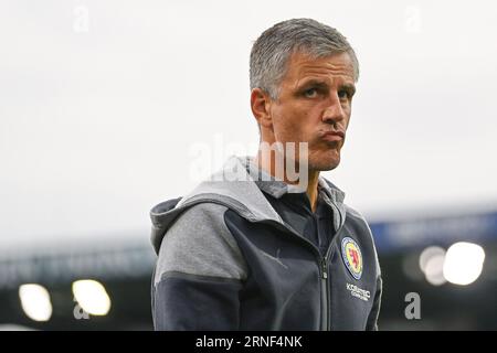 Brunswick, Deutschland. September 2023. Fußball: 2. Bundesliga, Eintracht Braunschweig - FC St. Pauli, 5. Spieltag, Eintracht-Stadion. Braunschweig-Trainer Jens Härtel kommt vor dem Spiel ins Stadion. Credit: Swen Pförtner/dpa - WICHTIGER HINWEIS: gemäß den Anforderungen der DFL Deutsche Fußball Liga und des DFB Deutscher Fußball-Bund ist es untersagt, im Stadion und/oder im Spiel aufgenommene Fotografien in Form von Sequenzbildern und/oder videoähnlichen Fotoserien zu nutzen oder nutzen zu lassen./dpa/Alamy Live News Stockfoto