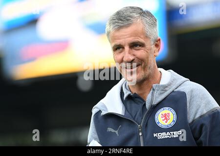 Brunswick, Deutschland. September 2023. Fußball: 2. Bundesliga, Eintracht Braunschweig - FC St. Pauli, 5. Spieltag, Eintracht-Stadion. Braunschweig-Trainer Jens Härtel kommt vor dem Spiel ins Stadion. Credit: Swen Pförtner/dpa - WICHTIGER HINWEIS: gemäß den Anforderungen der DFL Deutsche Fußball Liga und des DFB Deutscher Fußball-Bund ist es untersagt, im Stadion und/oder im Spiel aufgenommene Fotografien in Form von Sequenzbildern und/oder videoähnlichen Fotoserien zu nutzen oder nutzen zu lassen./dpa/Alamy Live News Stockfoto