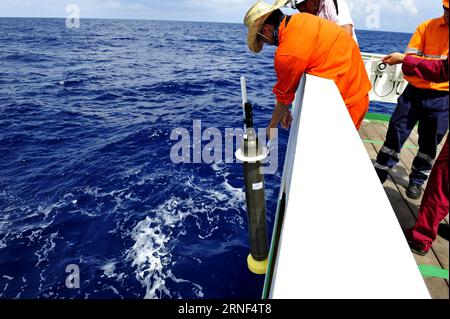 (160718) -- AN BORD VON ZHANG JIAN, 18. Juli 2016 -- haben Forscher am 18. Juli 2016 eine Boje ins Wasser im Südchinesischen Meer gebracht. Das chinesische Forschungsschiff Zhang Jian erreichte Zielgewässer im Südchinesischen Meer für die Tiefseeerkundung. (wyl) CHINA-SÜD-CHINA SEA-ZHANG JIAN-DEEP-SEA-EXPLORATION (CN) ZhangxJiansong PUBLICATIONxNOTxINxCHN 160718 an Bord von Zhang Jian 18. Juli 2016 Forscher setzten eine Boje ins Wasser im Südchinesischen Meer 18. Juli 2016 Chinesisches Forschungsschiff Zhang Jian traf Zielgewässer im Südchinesischen Meer für Tiefseeforschung wyl China an Südchinesisches Meer Zhang Jian De Stockfoto