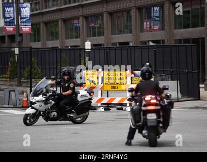 (160718) -- CLEVELAND, 18. Juli 2016 -- Polizeipatrouille in der Nähe der Quicken Loans Arena, wo der Republican National Convention in Cleveland, Ohio, USA, 18. Juli 2016 stattfindet. ) US-CLEVELAND-REPUBLICAN NATIONAL CONVENTION-SECURITY YinxBogu PUBLICATIONxNOTxINxCHN 160718 Cleveland 18. Juli 2016 Police Patrol in der Nähe der Quicken Loans Arena, wo der Republican National Convention IST Hero in Cleveland Ohio die Vereinigten Staaten 18. Juli 2016 US Cleveland Republican National Convention Security YinxBogu PUBLICATIONxNOTxINxCHN Stockfoto