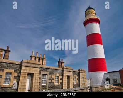 Die Leuchtturmwärterhäuser und der rot-weiße Eilean-Glas-Leuchtturm an der Ostküste der Insel Scalpay in den Äußeren Hebriden, Schottland, Stockfoto