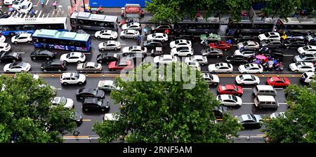 (160719) -- ZHANGZHOU, 19. Juli 2016 -- Foto vom 19. Juli 2016 zeigt starke Verkehrsstaus auf der Huayuan Road in Zhengzhou, der Hauptstadt der zentralchinesischen Provinz Henan. Stürme trafen Zhengzhou am Dienstag, was in vielen Teilen der Stadt zu Verkehrsstaus führte. ) (Zyd) CHINA-ZHENGZHOU-RAININSTORM-TRAFFIC CONGESTION (CN) ZhuxXiang PUBLICATIONxNOTxINxCHN 160719 Zhang Zhou 19. Juli 2016 Foto aufgenommen AM 19. Juli 2016 zeigt starke Verkehrsstaus auf DER Huayuan Road in Zhengzhou Hauptstadt der zentralchinesischen Provinz S Henan Stürme trafen Zhengzhou AM Dienstag und verursachten Verkehrsstaus in VIELEN Teilen der Stadt Z Stockfoto